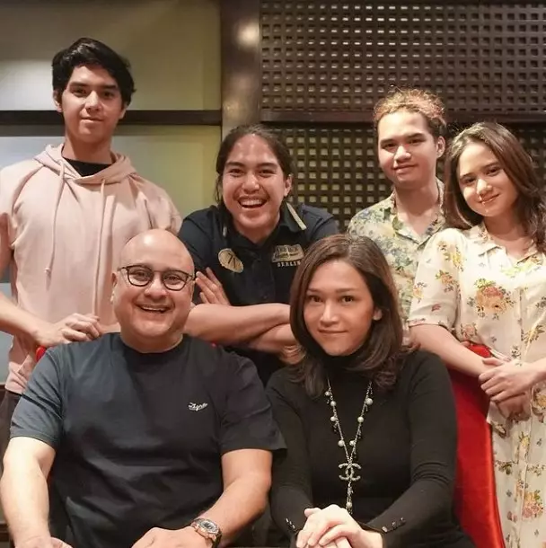 momen mesra Maia Estianty dan Irwan Mussry © Instagram