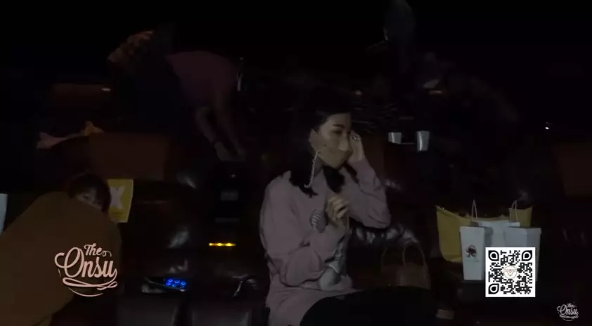 Momen Sarwendah sewa satu bioskop © YouTube