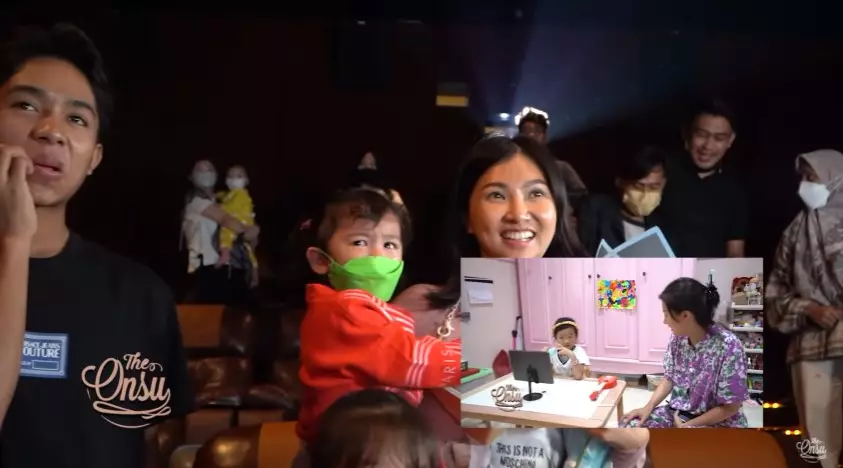 Momen Sarwendah sewa satu bioskop © YouTube