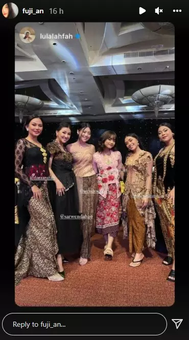 Penampilan Fuji di acara kosmetik © 2021 Instagram