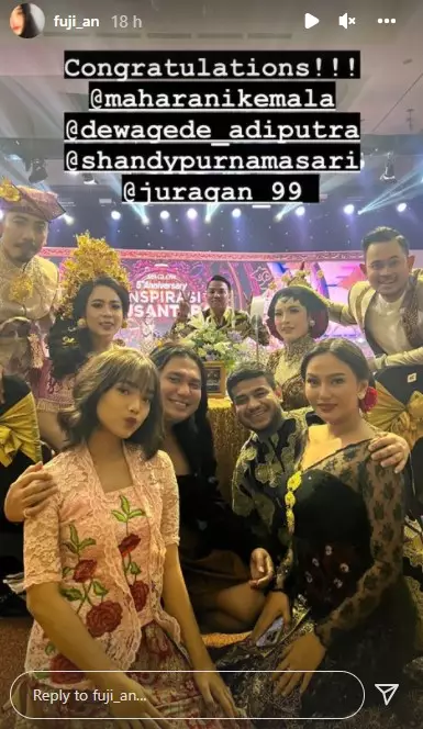 Penampilan Fuji di acara kosmetik © 2021 Instagram