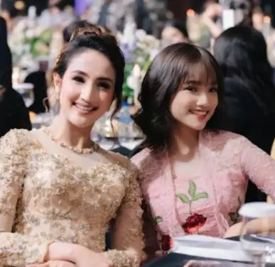 Penampilan Fuji di acara kosmetik © 2021 Instagram