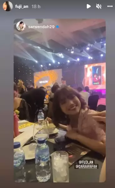 Penampilan Fuji di acara kosmetik © 2021 Instagram