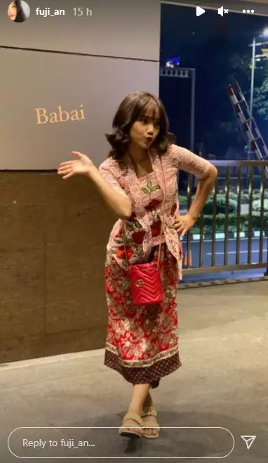 Penampilan Fuji di acara kosmetik © 2021 Instagram