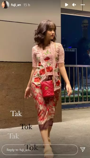 Penampilan Fuji di acara kosmetik © 2021 Instagram