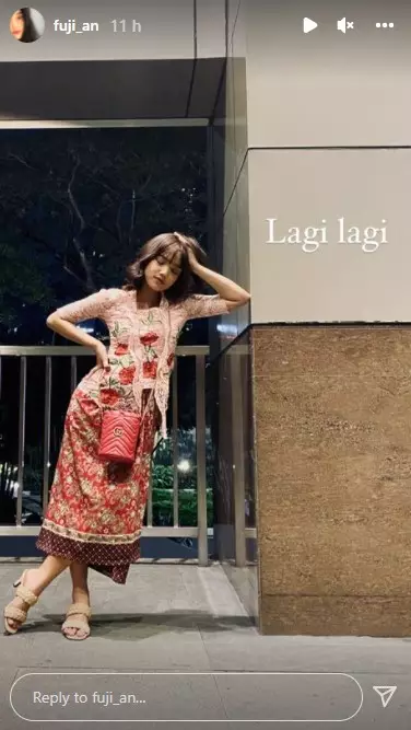 Penampilan Fuji di acara kosmetik © 2021 Instagram