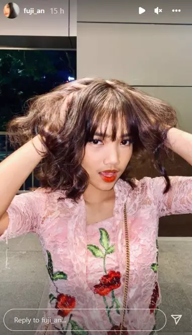 Penampilan Fuji di acara kosmetik © 2021 Instagram