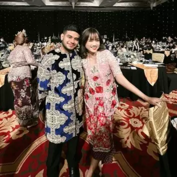 Penampilan Fuji di acara kosmetik © 2021 Instagram