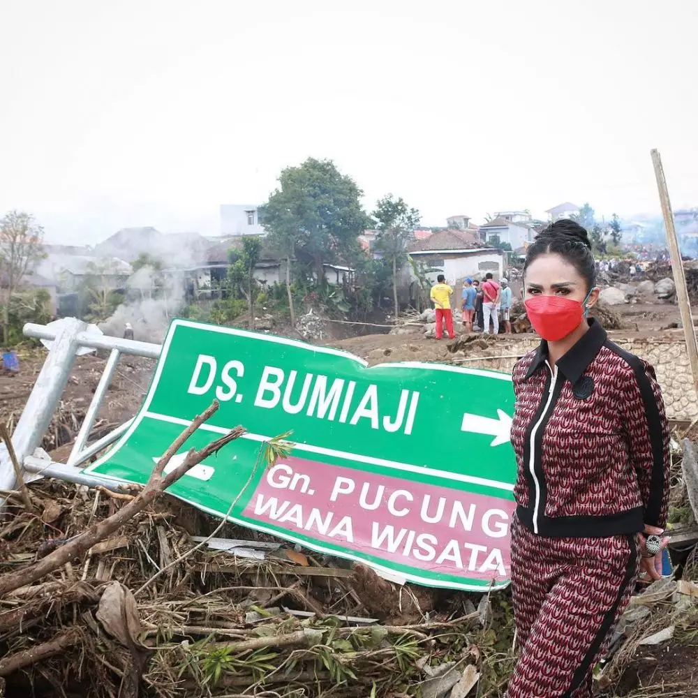 penyanyi beri bantuan korban bencana alam © berbagai sumber penyanyi beri bantuan korban bencana alam © berbagai sumber