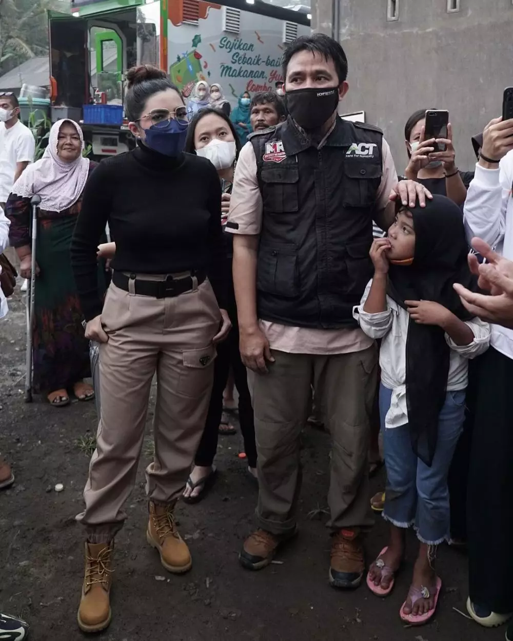 penyanyi beri bantuan korban bencana alam © berbagai sumber penyanyi beri bantuan korban bencana alam © berbagai sumber