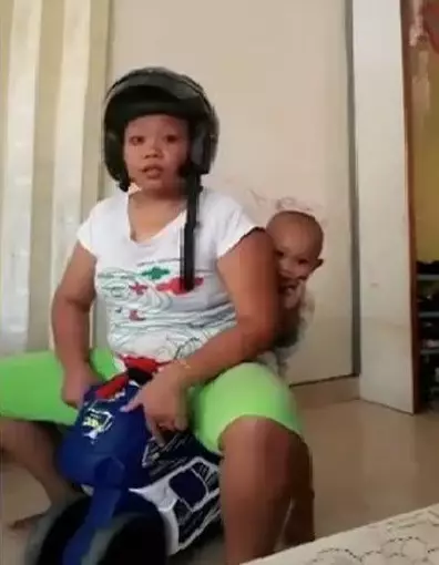 momen emak lagi nyenengin anak © 2021 instagram.com