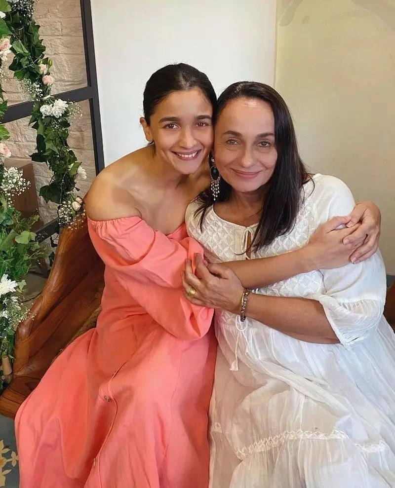 potret kedekatan aktris Bollywood bareng ibu © Instagram