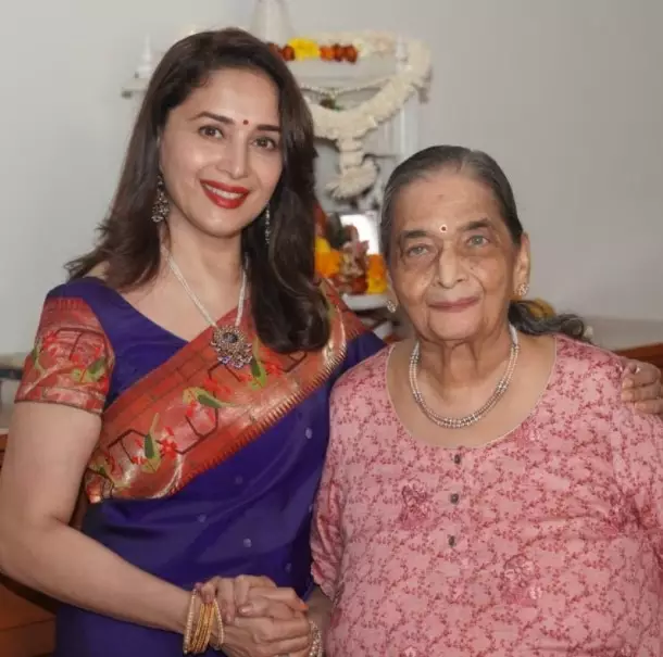 potret kedekatan aktris Bollywood bareng ibu © Instagram