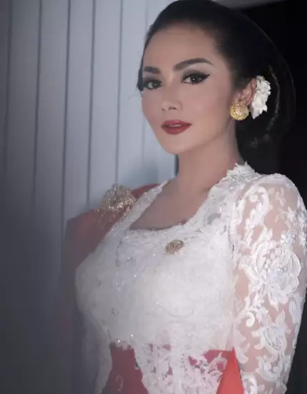 gaya Krisdayanti berkebaya © 2021 brilio.net gaya Krisdayanti berkebaya © 2021 brilio.net