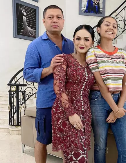 gaya Krisdayanti berkebaya © 2021 brilio.net gaya Krisdayanti berkebaya © 2021 brilio.net