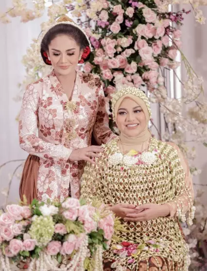 gaya Krisdayanti berkebaya © 2021 brilio.net gaya Krisdayanti berkebaya © 2021 brilio.net