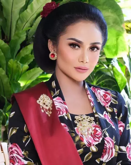 gaya Krisdayanti berkebaya © 2021 brilio.net gaya Krisdayanti berkebaya © 2021 brilio.net