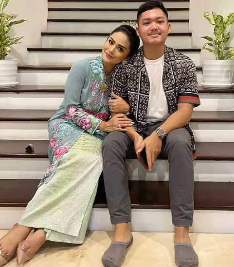 gaya Krisdayanti berkebaya © 2021 brilio.net gaya Krisdayanti berkebaya © 2021 brilio.net