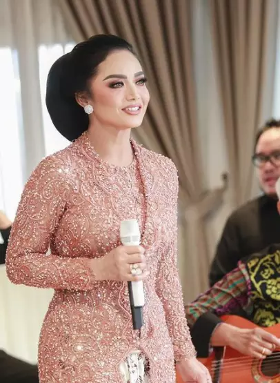 gaya Krisdayanti berkebaya © 2021 brilio.net gaya Krisdayanti berkebaya © 2021 brilio.net