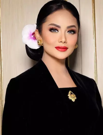 gaya Krisdayanti berkebaya © 2021 brilio.net gaya Krisdayanti berkebaya © 2021 brilio.net