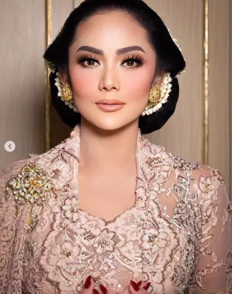 gaya Krisdayanti berkebaya © 2021 brilio.net gaya Krisdayanti berkebaya © 2021 brilio.net