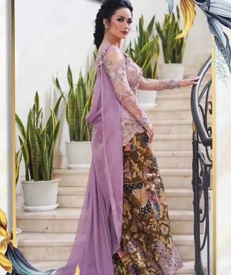 gaya Krisdayanti berkebaya © 2021 brilio.net gaya Krisdayanti berkebaya © 2021 brilio.net