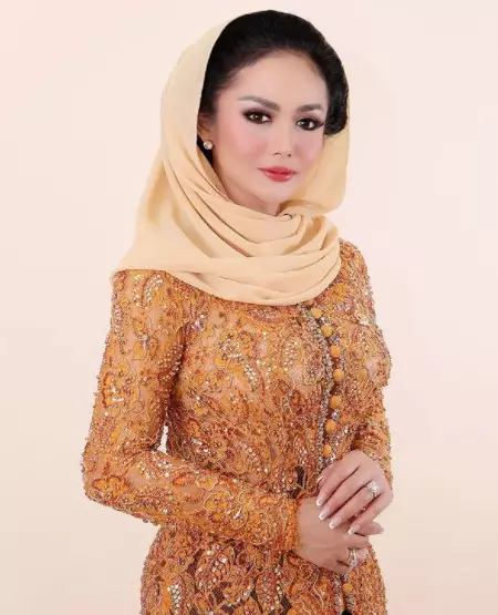 gaya Krisdayanti berkebaya © 2021 brilio.net gaya Krisdayanti berkebaya © 2021 brilio.net