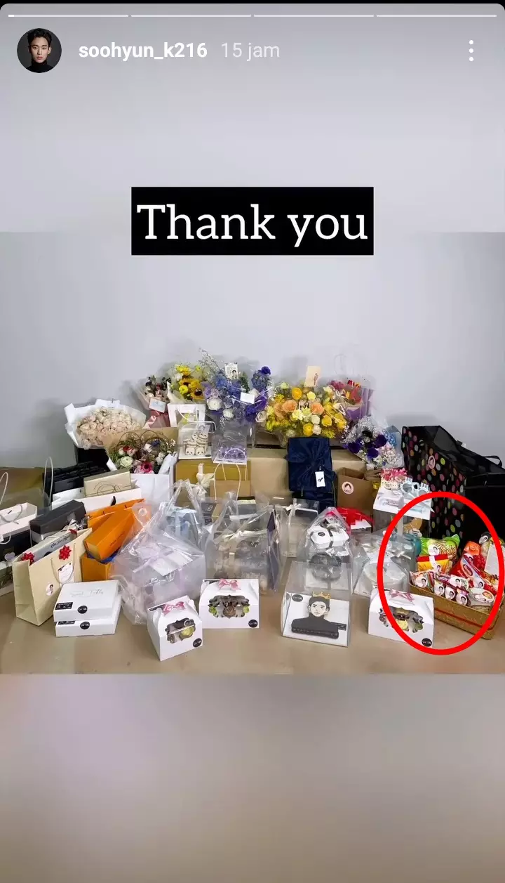 seleb pria Korea tunjukkan kado mi instan dari fans Indonesia © berbagai sumber seleb pria Korea tunjukkan kado mi instan dari fans Indonesia © berbagai sumber