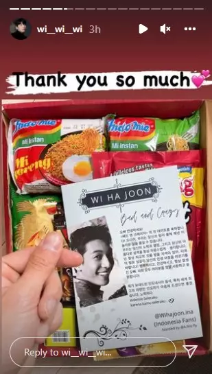 seleb pria Korea tunjukkan kado mi instan dari fans Indonesia © berbagai sumber seleb pria Korea tunjukkan kado mi instan dari fans Indonesia © berbagai sumber
