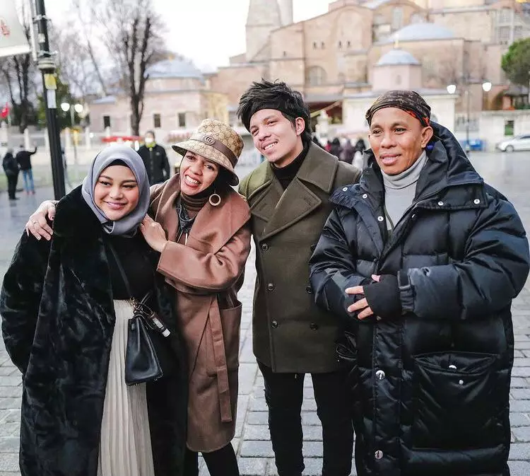 Gaya Aurel Hermansyah liburan di Turki Berbagai sumber Gaya Aurel Hermansyah liburan di Turki Berbagai sumber