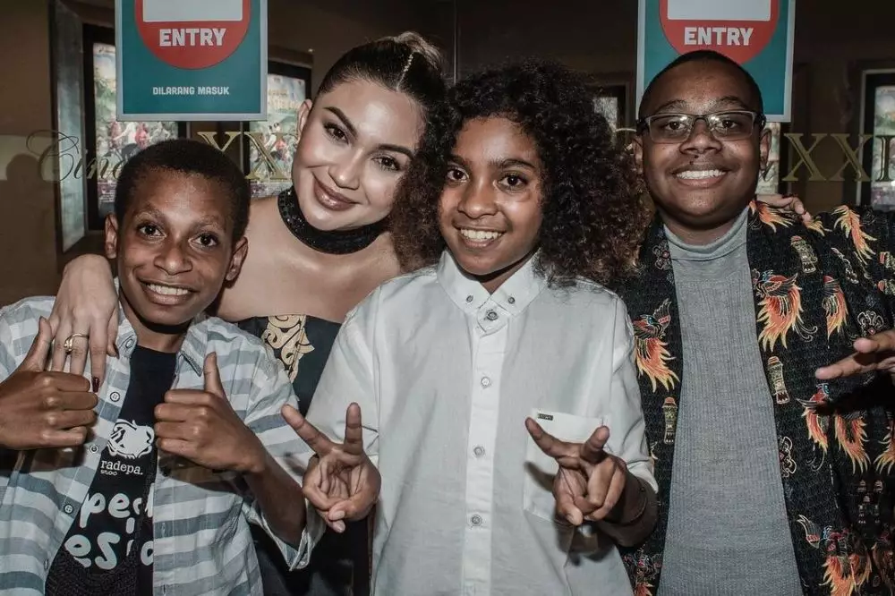potret ariel tatum hadiri gala premier © instagram
