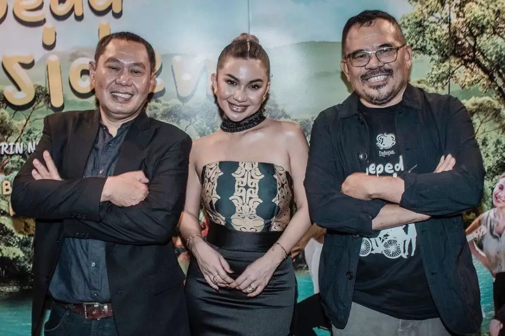 potret ariel tatum hadiri gala premier © instagram