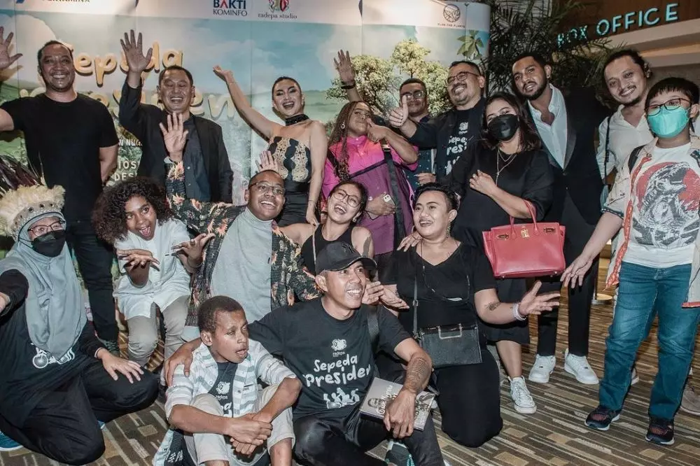 potret ariel tatum hadiri gala premier © instagram