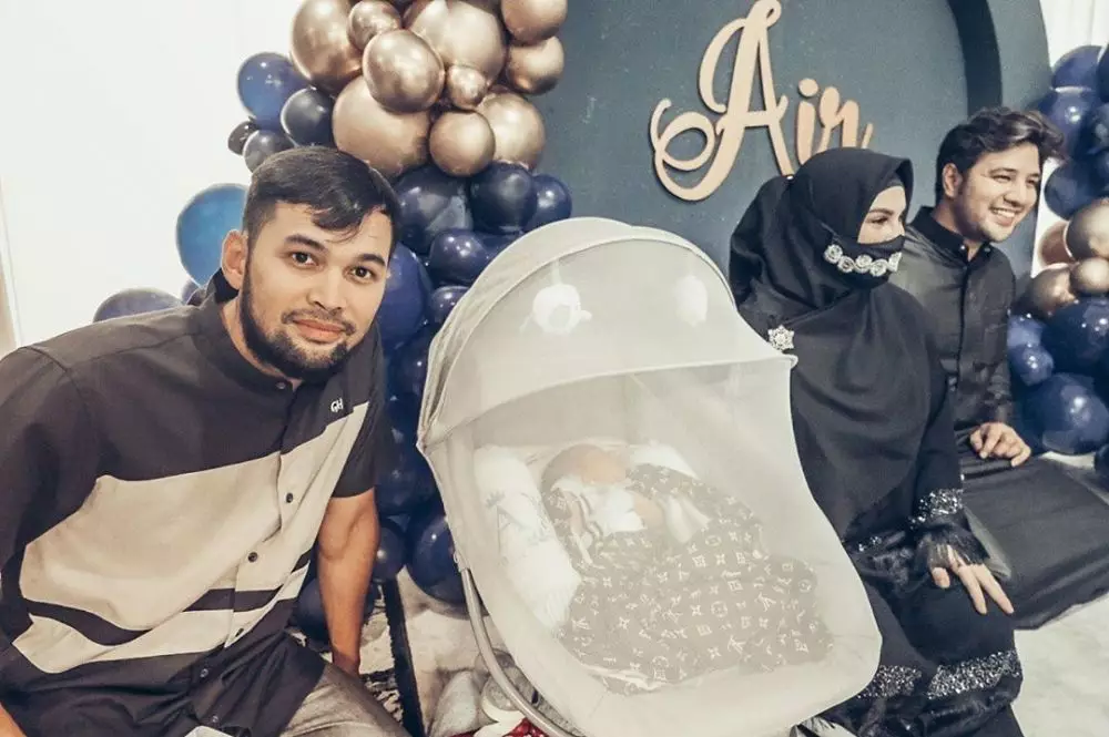 Momen akikah anak pesinetron © Instagram Momen akikah anak pesinetron © Instagram