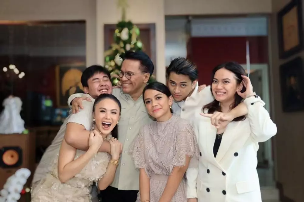 momen yuni shara rayakan natal bareng mantan suami © instagram