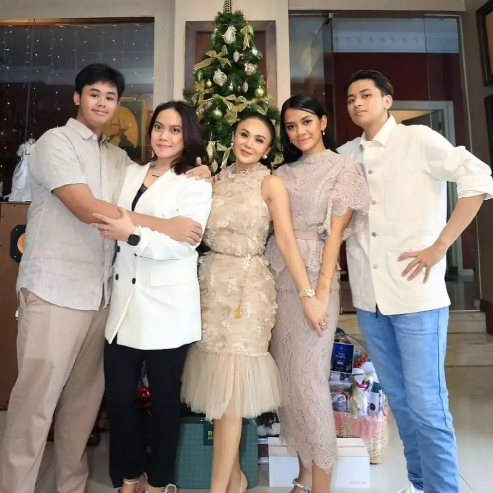 momen yuni shara rayakan natal bareng mantan suami © instagram
