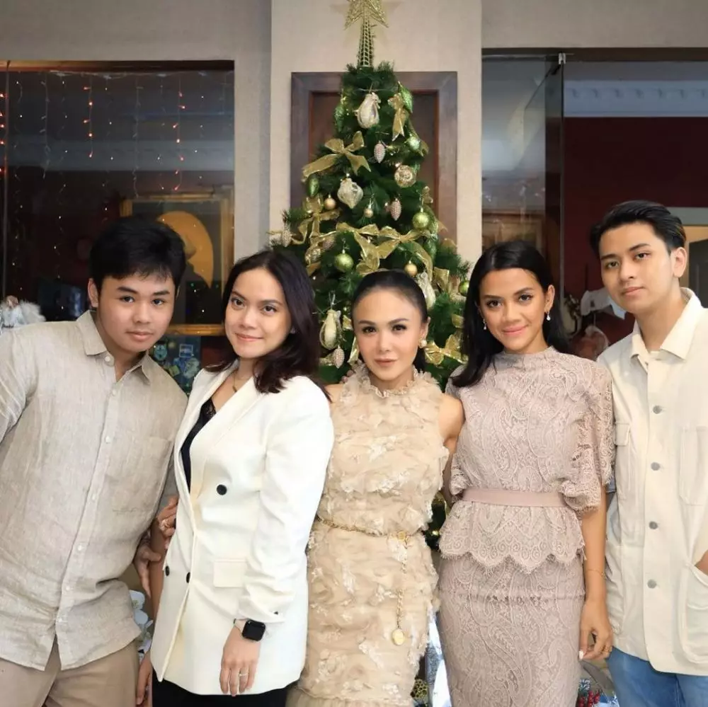 momen yuni shara rayakan natal bareng mantan suami © instagram