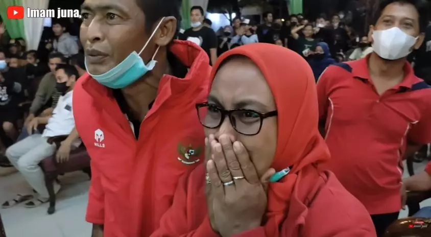 Momen Mak Surati nangis nonton gol Pratama Arhan © berbagai sumber