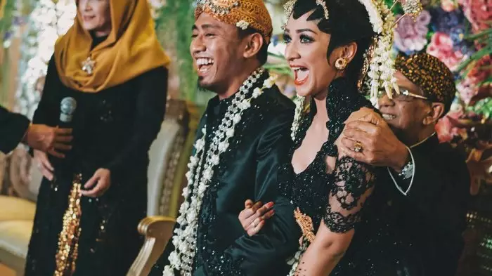 Momen ngunduh mantu seleb © berbagai sumber Momen ngunduh mantu seleb © berbagai sumber