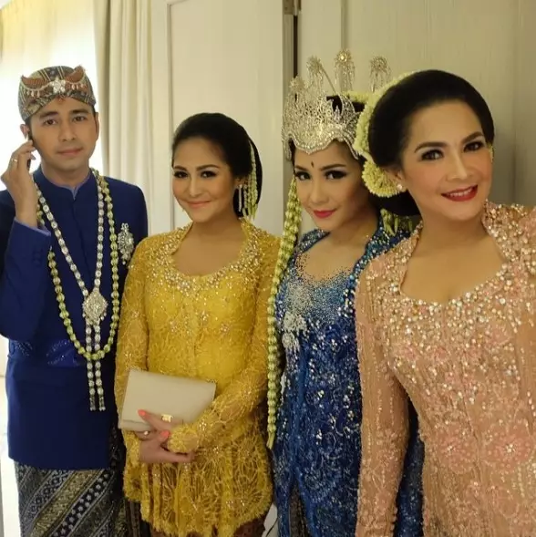 Momen ngunduh mantu seleb © berbagai sumber Momen ngunduh mantu seleb © berbagai sumber