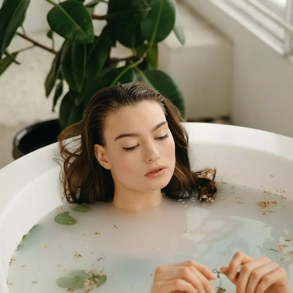 20 Arti mimpi mandi yang perlu diketahui, isyarat ada yang menyukaimu