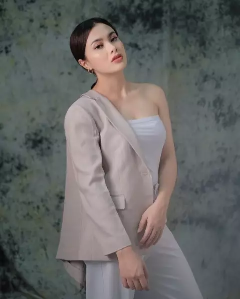 Pesona seleb jatuh ke pelukan atlet bulutangkis © Instagram Pesona seleb jatuh ke pelukan atlet bulutangkis © Instagram