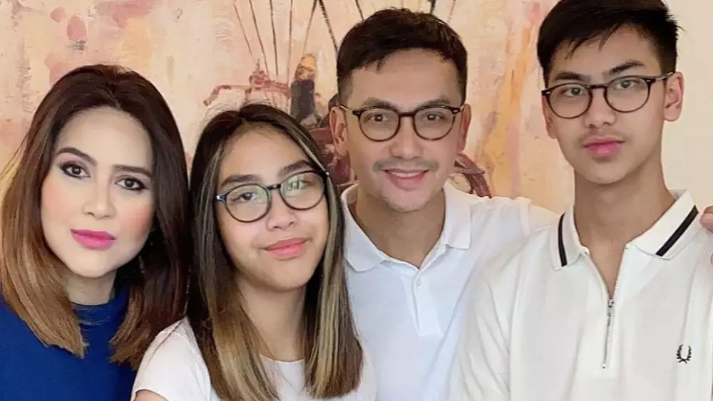 Potret aktor 90-an bareng keluarga Berbagai sumber  Potret aktor 90-an bareng keluarga Berbagai sumber