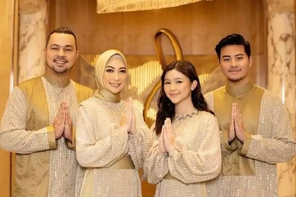 Potret aktor 90-an bareng keluarga Berbagai sumber  Potret aktor 90-an bareng keluarga Berbagai sumber