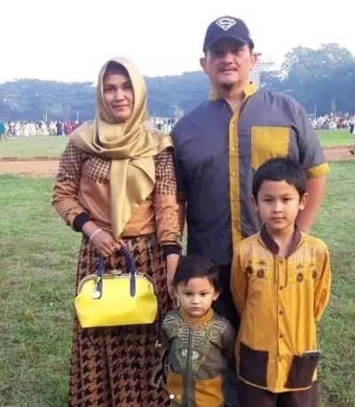 Potret aktor 90-an bareng keluarga Berbagai sumber  Potret aktor 90-an bareng keluarga Berbagai sumber