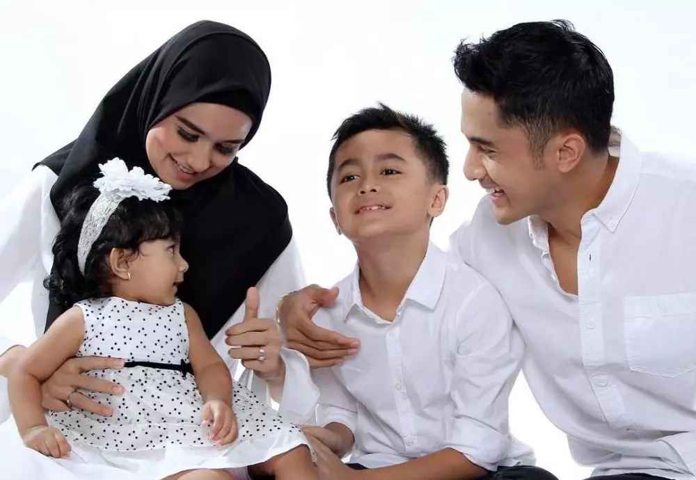 Potret aktor 90-an bareng keluarga Berbagai sumber  Potret aktor 90-an bareng keluarga Berbagai sumber