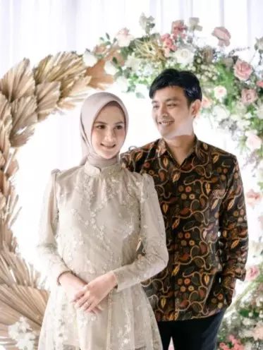 Momen lamaran Adi Sastro © 2021 Instagram Momen lamaran Adi Sastro © 2021 Instagram