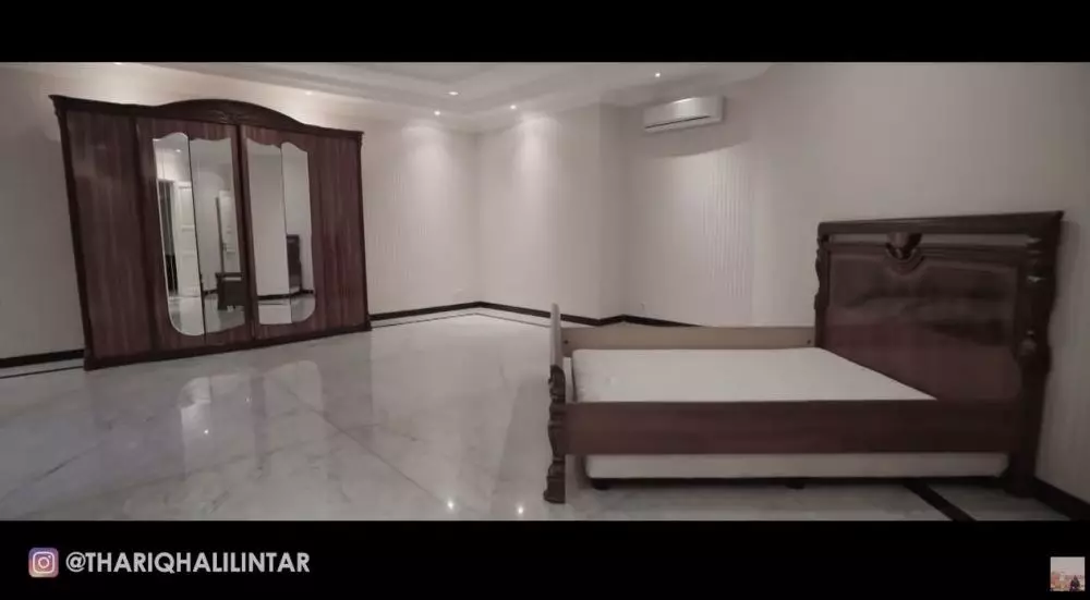 Potret kamar Thariq Halilintar © 2021 Y Potret kamar Thariq Halilintar © 2021 Y
