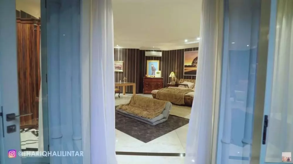 Potret kamar Thariq Halilintar © 2021 Y Potret kamar Thariq Halilintar © 2021 Y