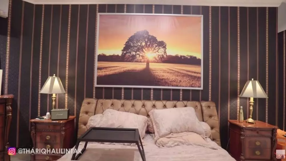 Potret kamar Thariq Halilintar © 2021 Y Potret kamar Thariq Halilintar © 2021 Y